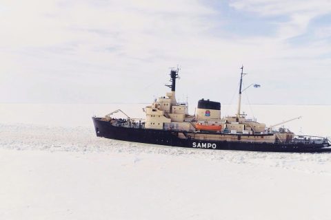 Jäänmurtaja Sampo jäätyneellä merellä ilmasta kuvattuna Sea Lapland Safariksen matkailuvideossa