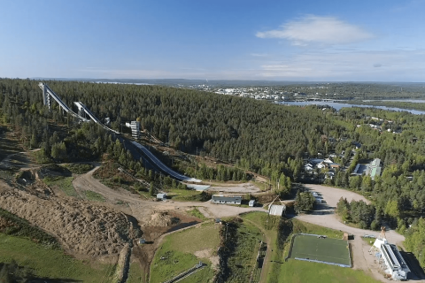 Rovaniemen hyppyrimäet ja metsäinen vaara kesällä ilmasta kuvattuna Lapin AMK:n esittelyvideossa