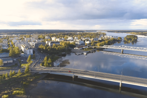 Ilmakuva Tornion keskustasta, joen silloista ja rannoista, Lapin AMK:n videotuotanto opiskelukaupungista