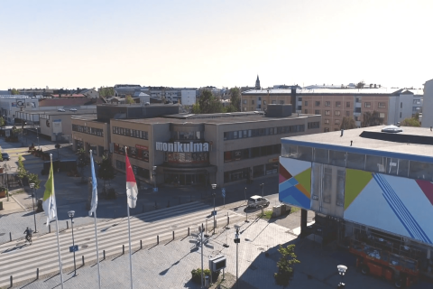 Kemin keskusta ja kauppakeskus Monikulma ilmasta kuvattuna Lapin AMK:n videossa Kemistä opiskelukaupunkina