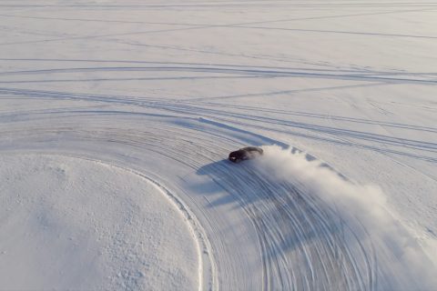 Auto driftaa lumisella jäällä ilmasta kuvattuna, Kemin Digipoliksen video Kemi-Tornion alueesta
