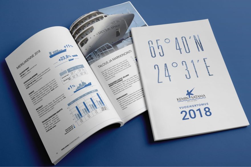 Kemin Sataman vuosikertomuksen 2018 kansi ja aukeama meriliikenteen tilastoineen sinisell&auml; taustalla
