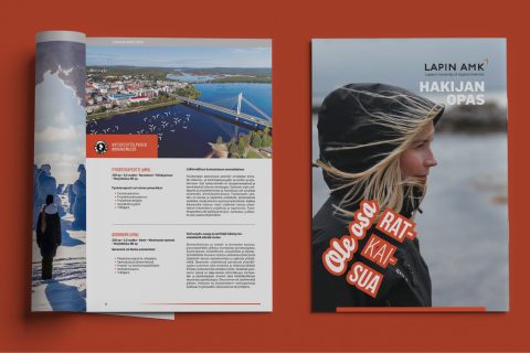 Lapin AMK:n graafisesti suunnitellun hakijan oppaan kansi ja aukeama punaisella taustalla