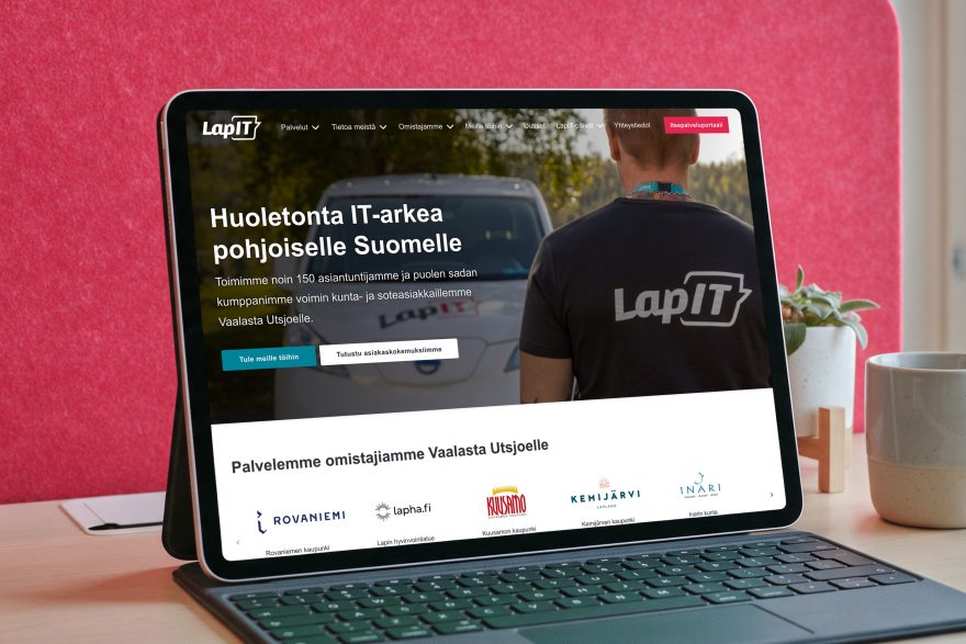 LapIT:n WordPress-verkkosivut tabletin n&auml;yt&ouml;ll&auml; p&ouml;yd&auml;ll&auml; punaisen sermin edess&auml;