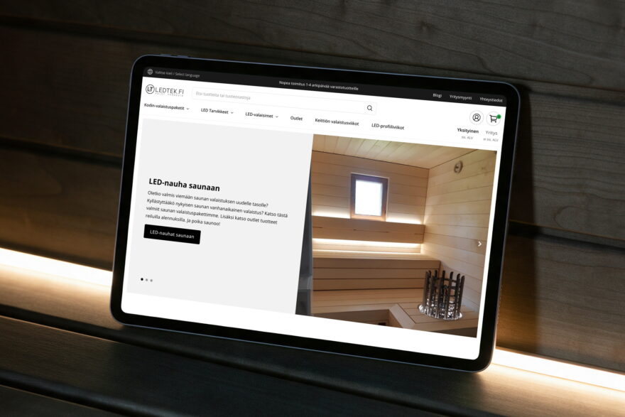 Ledtekin WooCommerce-verkkokauppa tabletin n&auml;yt&ouml;ll&auml; LED-nauhalla valaistulla saunan lauteella