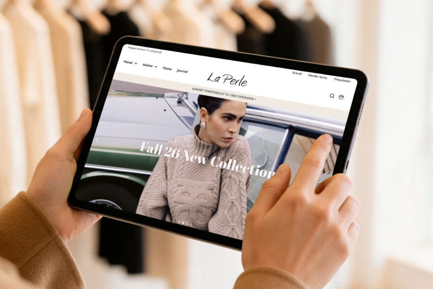 Tornion La Perlen WooCommerce-verkkokauppa tabletin n&auml;yt&ouml;ll&auml; k&auml;siss&auml; vaatetankojen edess&auml;