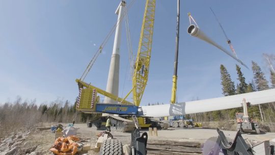 Kuvakaappaus videosta: Ajoksen tuulivoimapuisto – Suomen ensimmäinen laajamittainen uudistusprojekti.