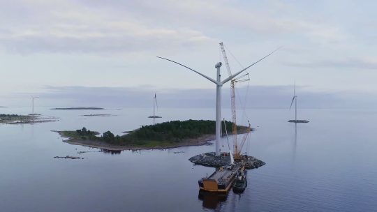 Kuvakaappaus videosta: Ajoksen tuulivoimapuisto – Suomen ensimmäinen laajamittainen uudistusprojekti.