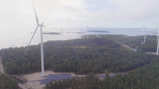 Kuvakaappaus videosta: Ajoksen tuulivoimapuisto – Suomen ensimmäinen laajamittainen uudistusprojekti.