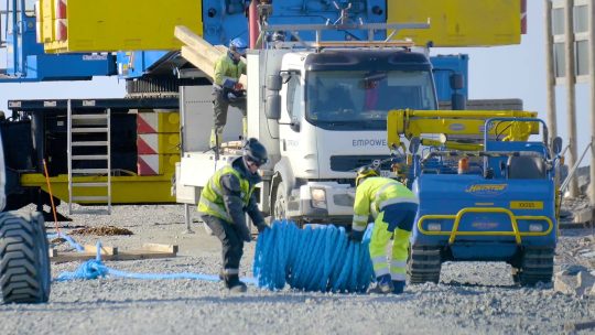 Kuvakaappaus videosta: Ajoksen tuulivoimapuisto rakentaminen