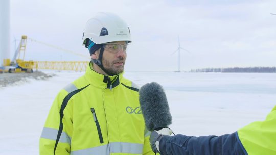 Kuvakaappaus videosta: Ajoksen tuulivoimapuisto rakentaminen