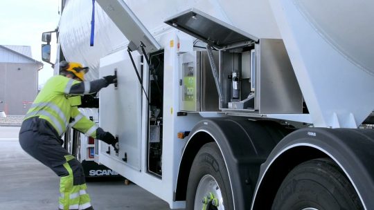 Kuvakaappaus videosta: LNG-rekkojen lastaus ja kuljetus