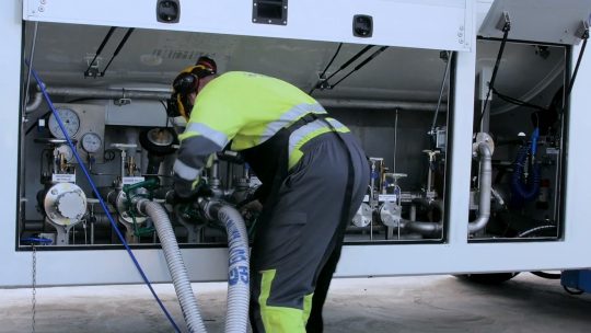 Kuvakaappaus videosta: LNG-rekkojen lastaus ja kuljetus
