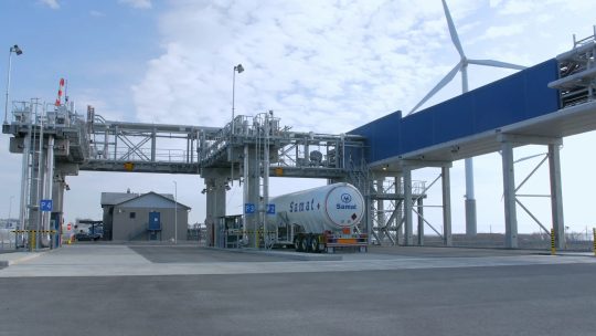 Kuvakaappaus videosta: LNG-rekkojen lastaus ja kuljetus