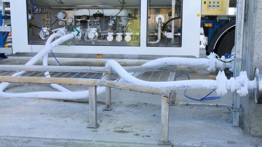 Kuvakaappaus videosta: LNG-rekkojen lastaus ja kuljetus