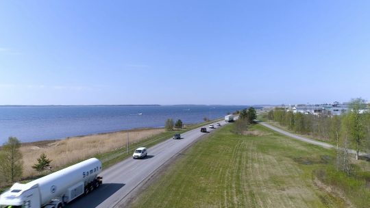 Kuvakaappaus videosta: LNG-rekkojen lastaus ja kuljetus