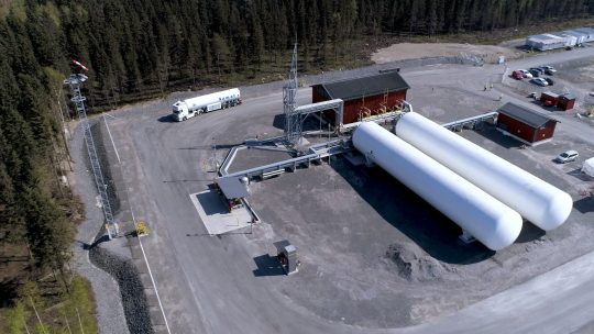 Kuvakaappaus videosta: LNG-rekkojen lastaus ja kuljetus