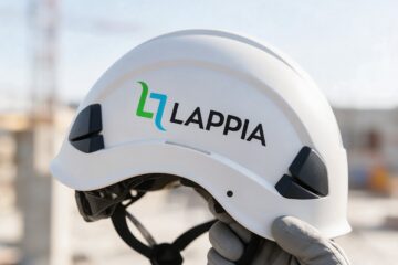 Lappian logo valkoisen suojakypärän kyljessä