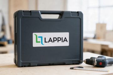 Lappian logo työkalulaukun kyljessä puutyöpajan pöydällä