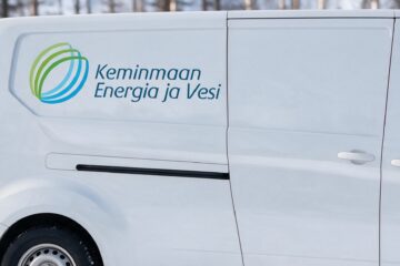 Keminmaan Energian ja Veden logo valkoisen pakettiauton kyljessä