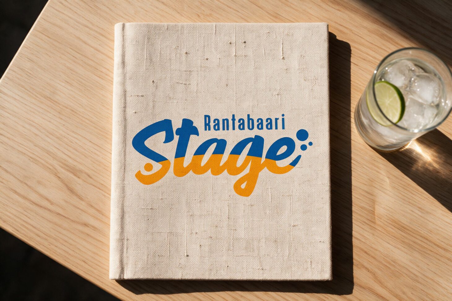 Rantabaari Stagen logo ruokalistan pellavakannessa puupöydällä