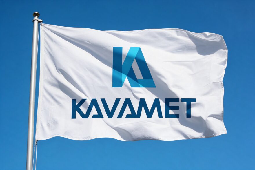 Kavametin logo valkoisessa lipussa sinist&auml; taivasta vasten