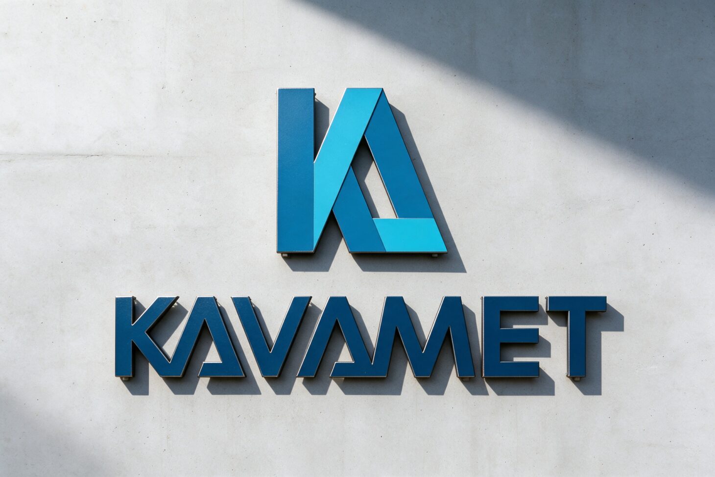 Kavametin logo kohokirjaimina betoniseinässä