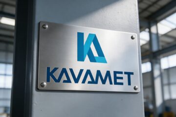 Kavametin logo teräskilvessä hallin pilarissa