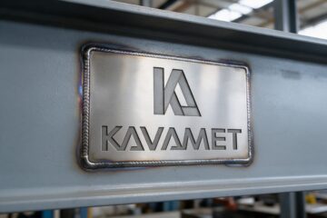 Kavametin logo hitsatussa teräskilvessä palkissa