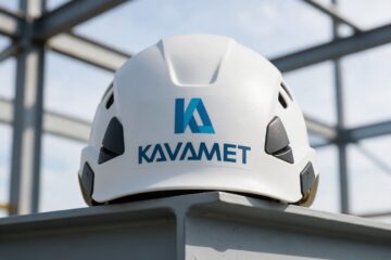 Kavametin logo suojakypärässä teräspalkin päällä