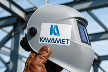Kavametin logo hitsausmaskin kyljessä