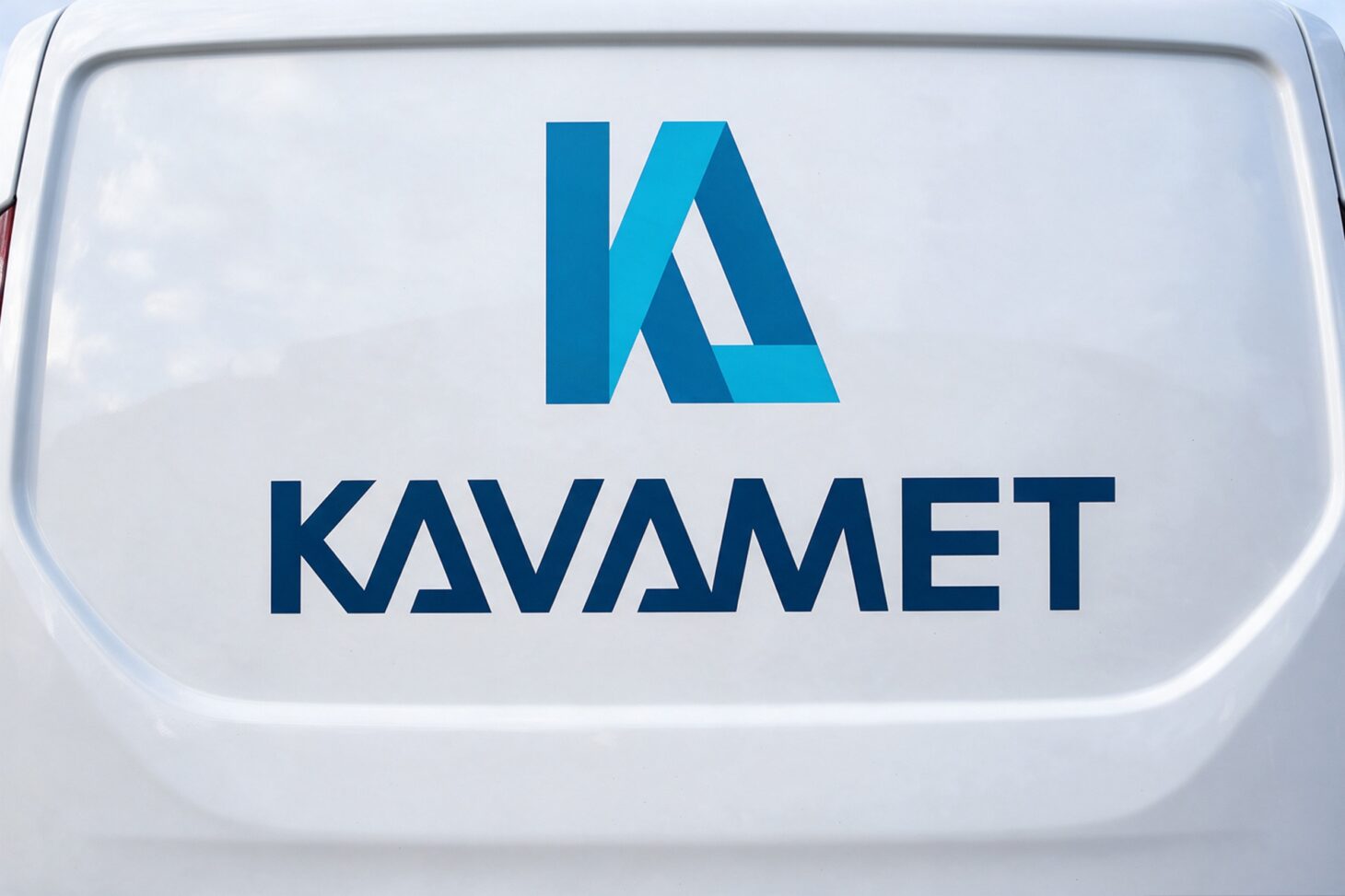 Kavametin logo pakettiauton takaovessa
