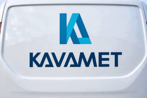 Kavametin logo pakettiauton takaovessa