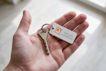 Tervolan Vuokratalojen logo avaimenperässä kädessä