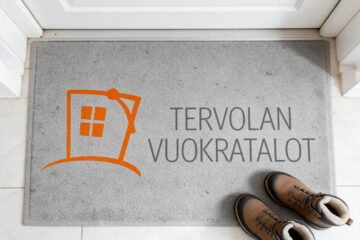 Tervolan Vuokratalojen logo ovimatossa eteisessä