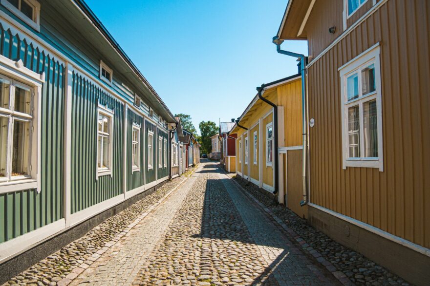 Mukulakivikatu ja puutaloja Vanhassa Raumassa kes&auml;p&auml;iv&auml;n&auml;