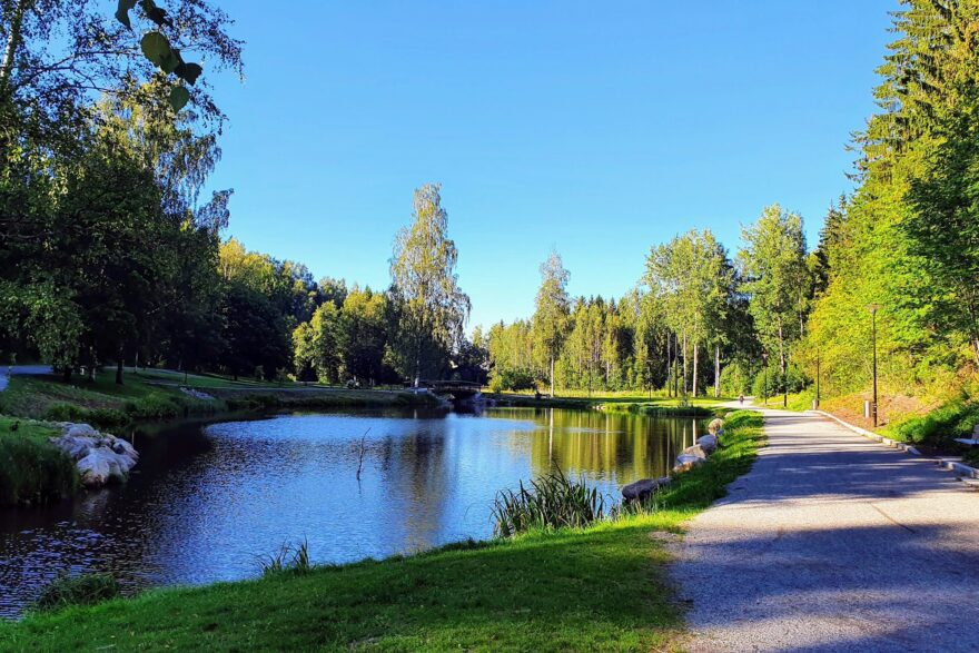Joenvarren k&auml;velytie Keravalla aurinkoisena kes&auml;p&auml;iv&auml;n&auml;