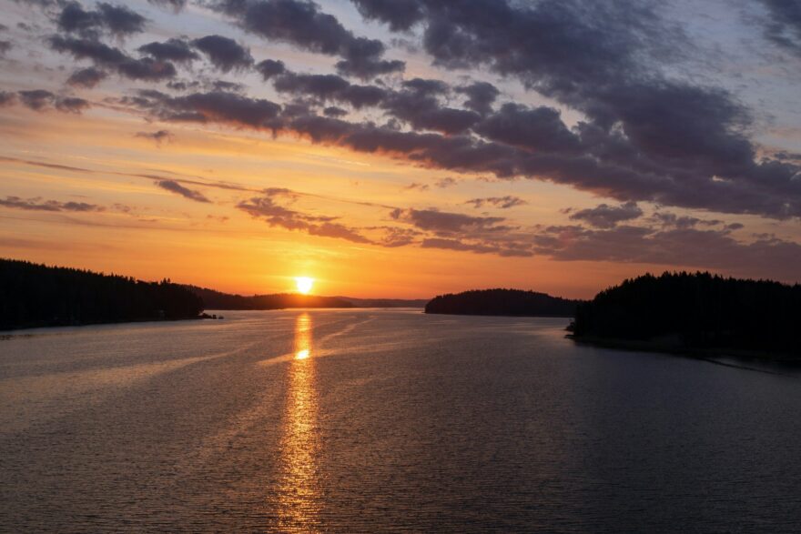 Auringonlasku merenlahden yll&auml; Kaarinassa