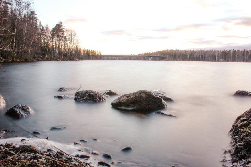 Kivi&auml; tyyness&auml; j&auml;rvess&auml; ilta-auringon valossa