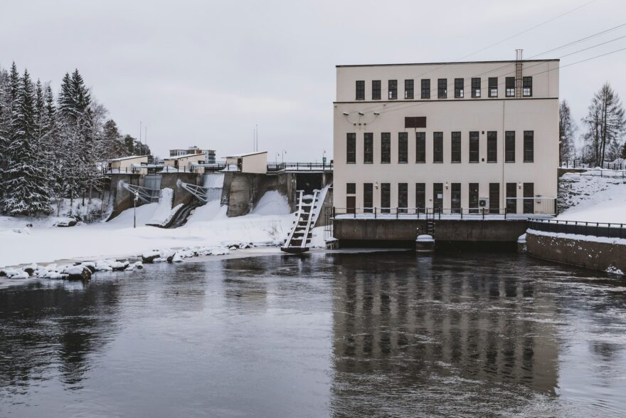 Vesivoimalaitos Kajaaninjoen rannalla talvella