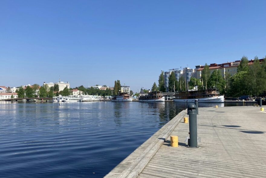 Savonlinnan satama ja laituri kirkkaana kes&auml;p&auml;iv&auml;n&auml;