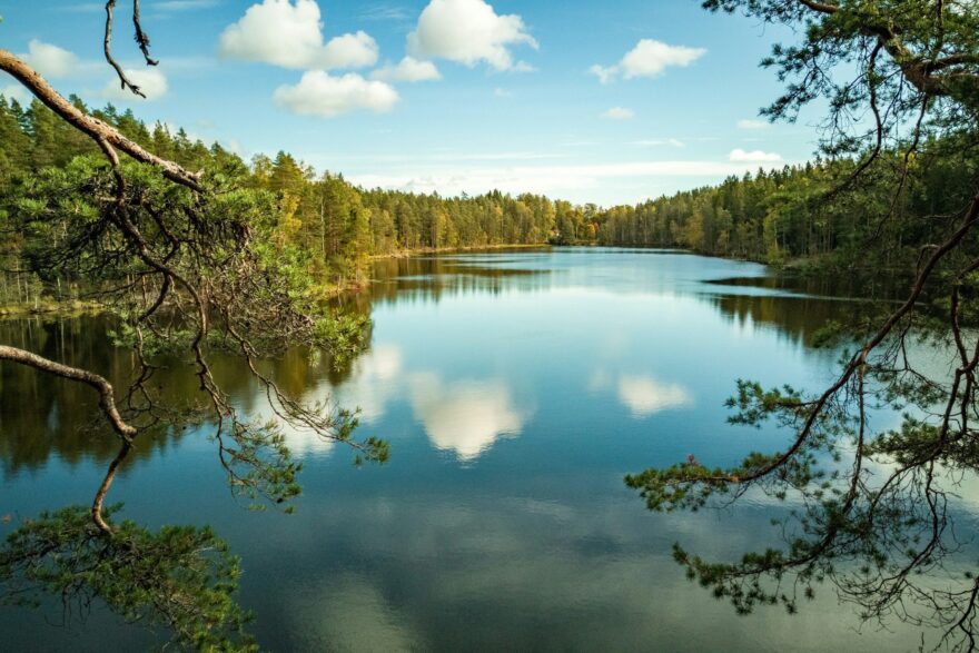 Mets&auml;j&auml;rvi ja pilvien heijastus kes&auml;p&auml;iv&auml;n&auml; Nuuksiossa