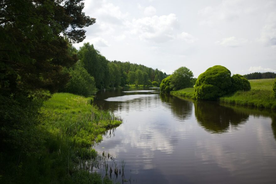Aurajoki ja vehre&auml;t rannat Jokirannanpuistossa Liedossa