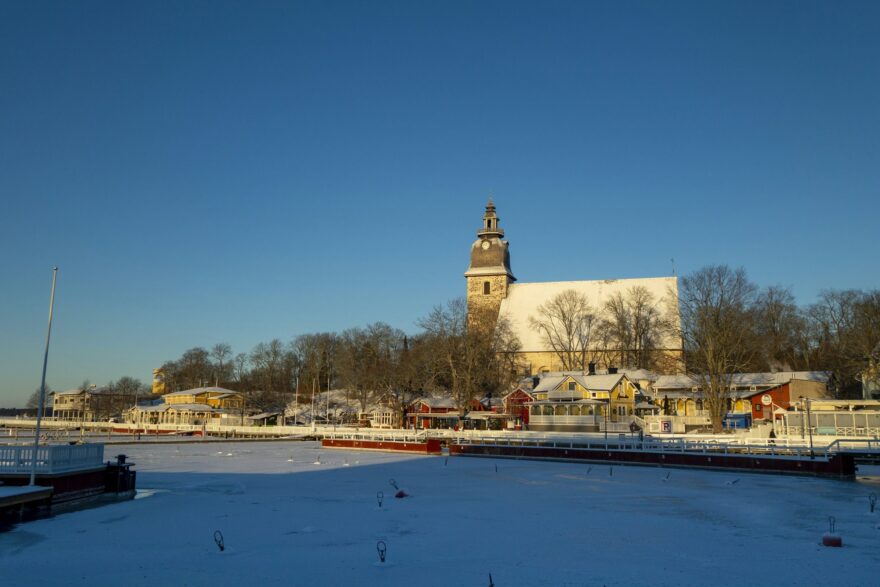 Naantalin kirkko ja vanha kaupunki talvisen sataman takana