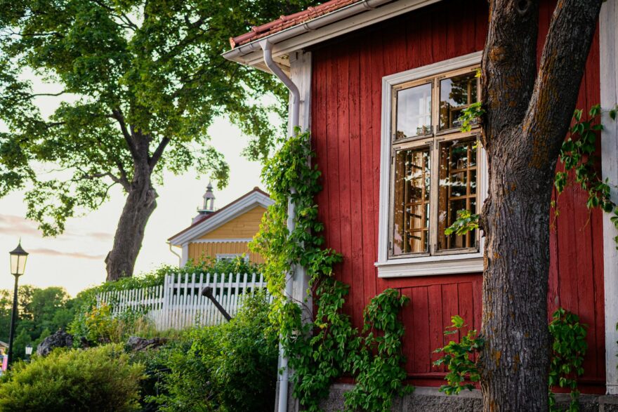 Punainen puutalo ja vehre&auml; piha Naantalissa