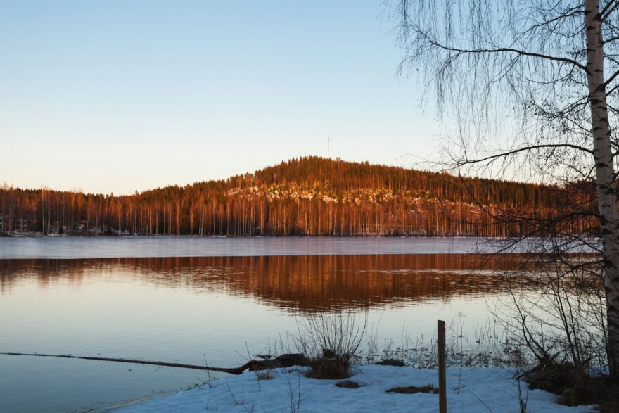 J&auml;rvi ja mets&auml;inen m&auml;ki ilta-auringossa &Auml;&auml;nekoskella