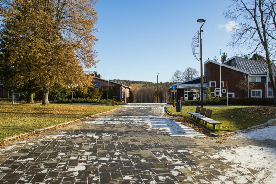 K&auml;velytie &Auml;&auml;nekosken kaupunginkirjaston edess&auml; my&ouml;h&auml;issyksyll&auml;