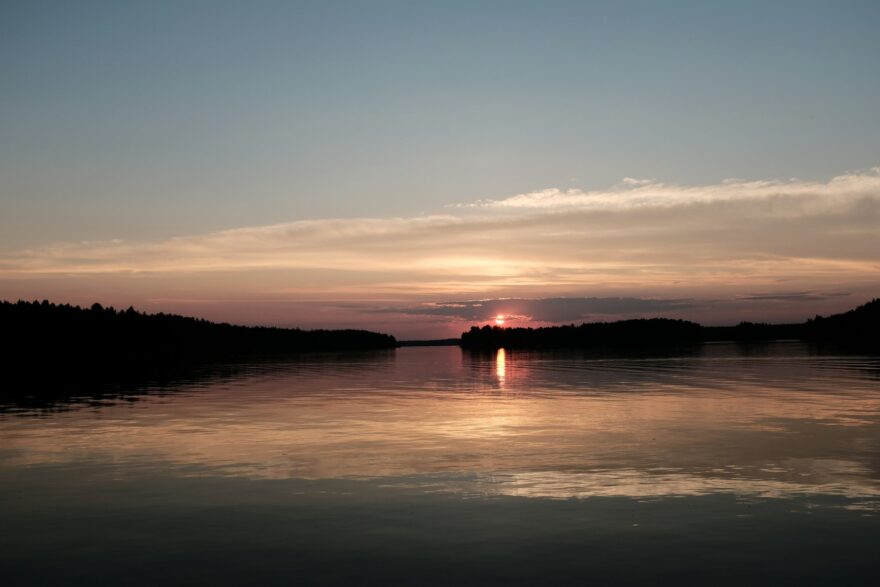 Auringonlasku j&auml;rven yll&auml; kes&auml;iltana