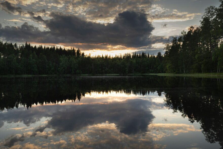 Tyyni mets&auml;j&auml;rvi ja pilvien heijastus illalla