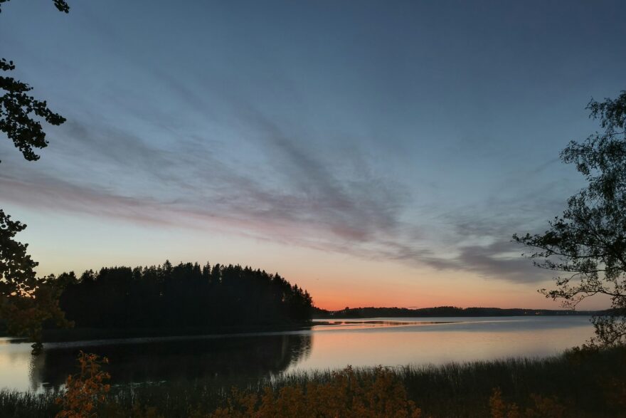 J&auml;rvenselk&auml; ja mets&auml;saari iltaruskossa